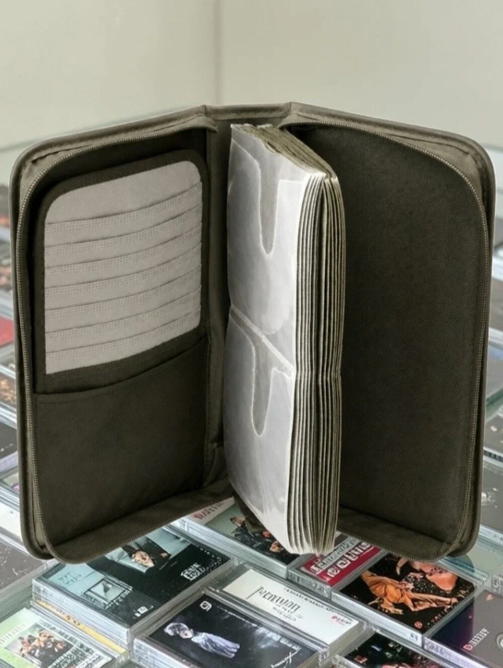 [Holds 72 Count] Nylon Black Zippered CD/DVD Storage Book Travel Transport Case.